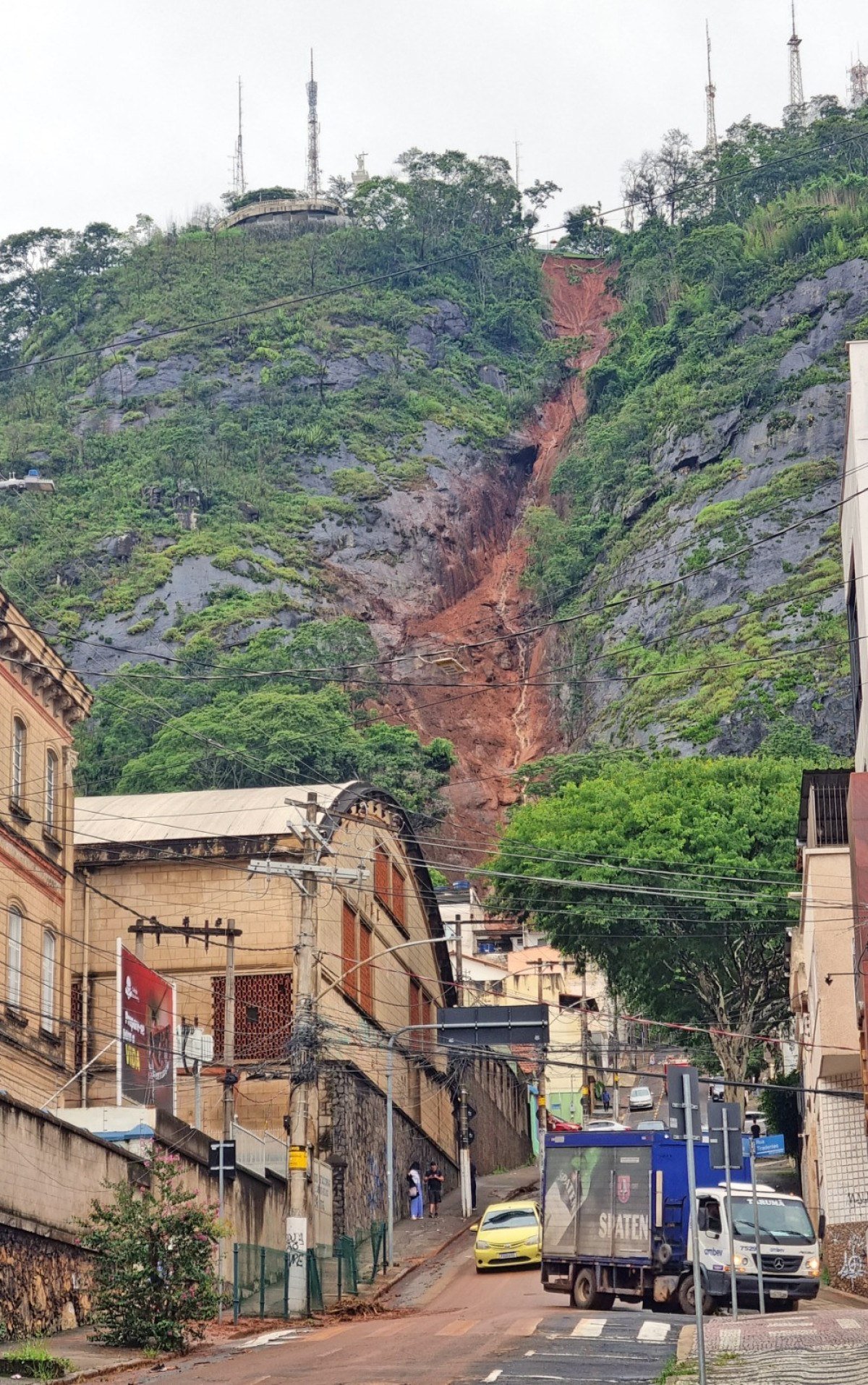 Desmoronamento de terra no Morro do Cristo atinge casas-Leonardo Costa/Tribuna de Minas