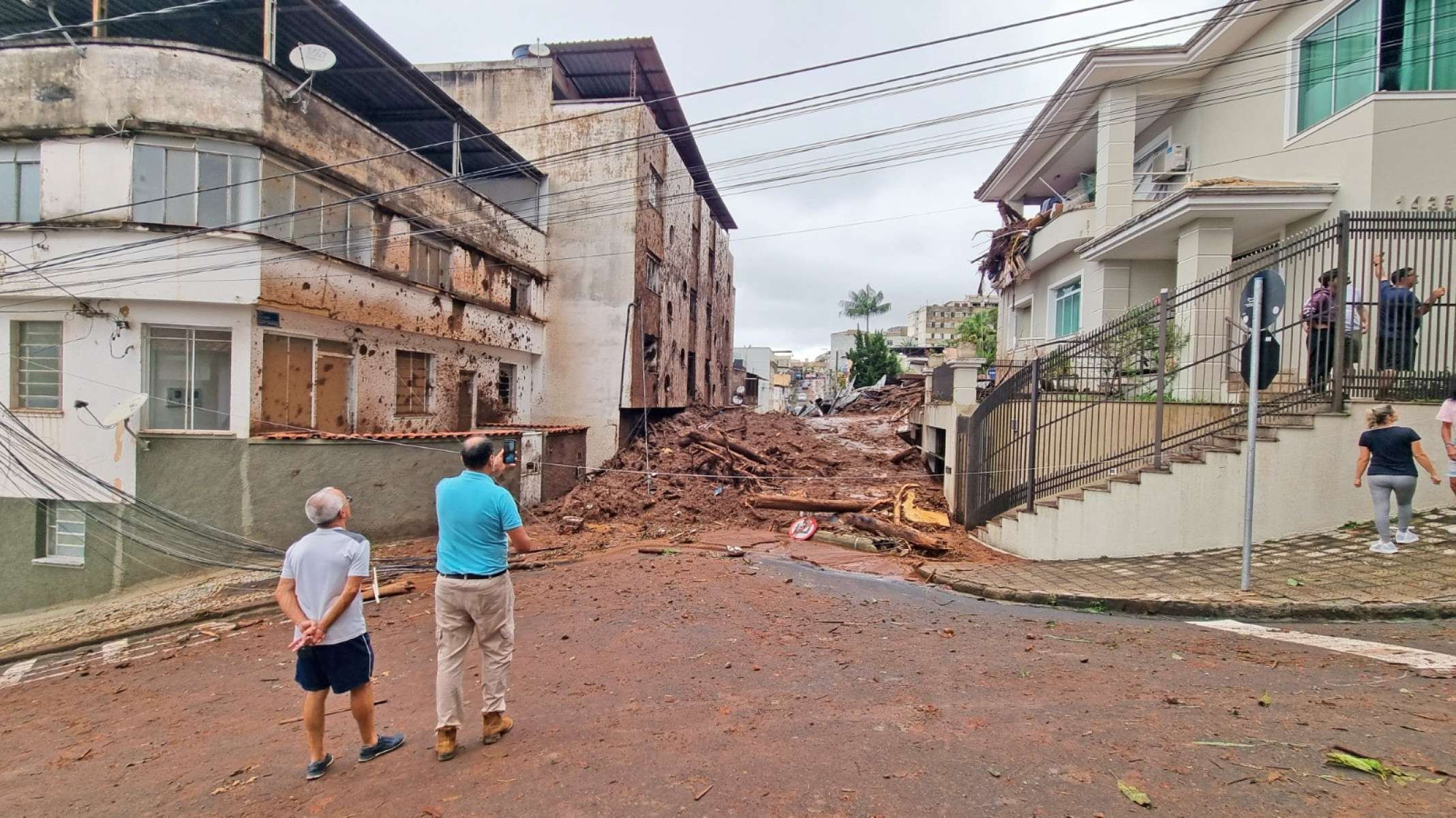 Desmoronamento de terra no Morro do Cristo atinge casas-Leonardo Costa/Tribuna de Minas