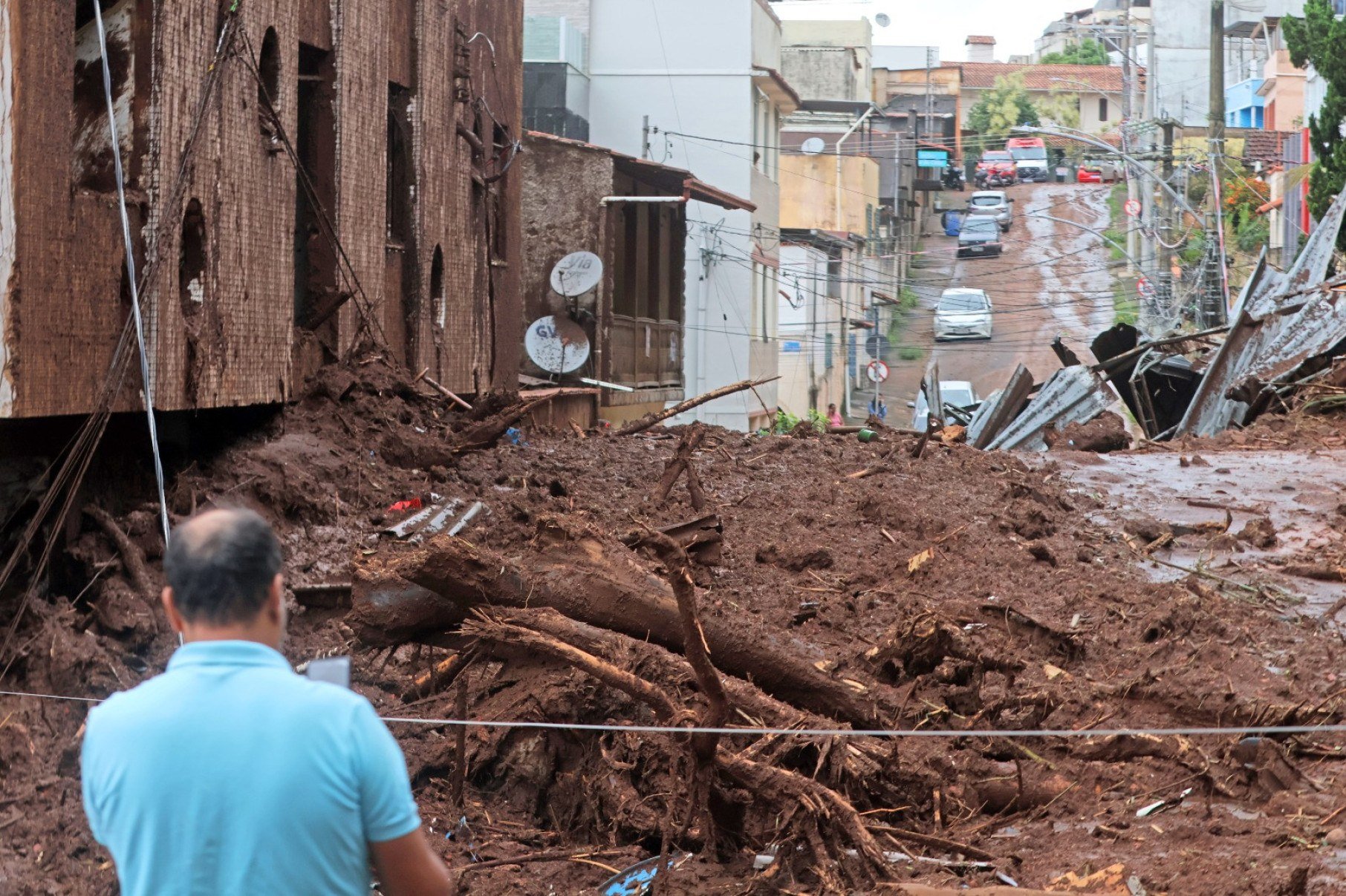 Desmoronamento de terra no Morro do Cristo atinge casas-Leonardo Costa/Tribuna de Minas