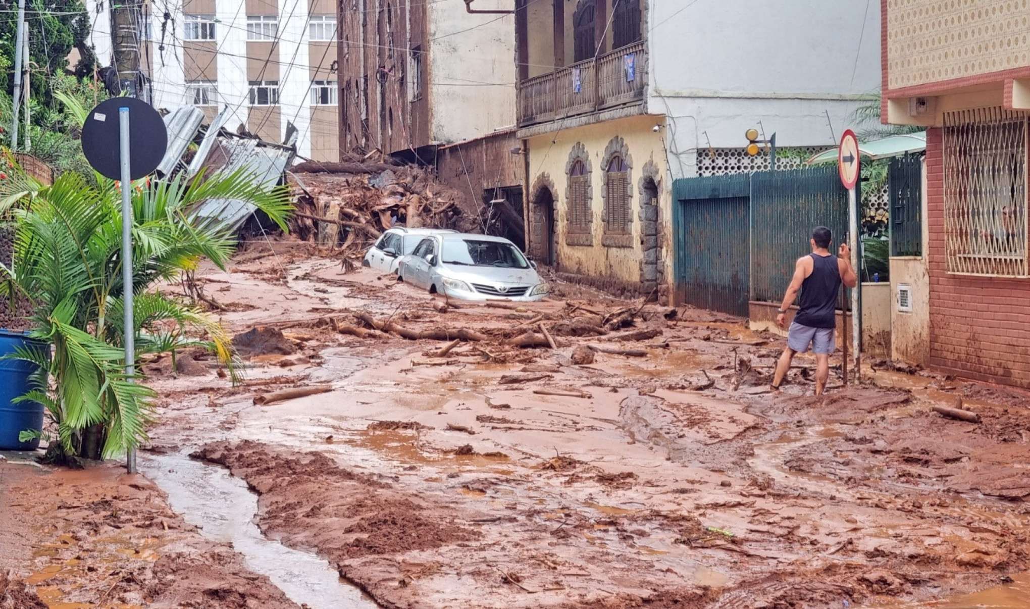 Desmoronamento de terra no Morro do Cristo atinge casas-Leonardo Costa/Tribuna de Minas