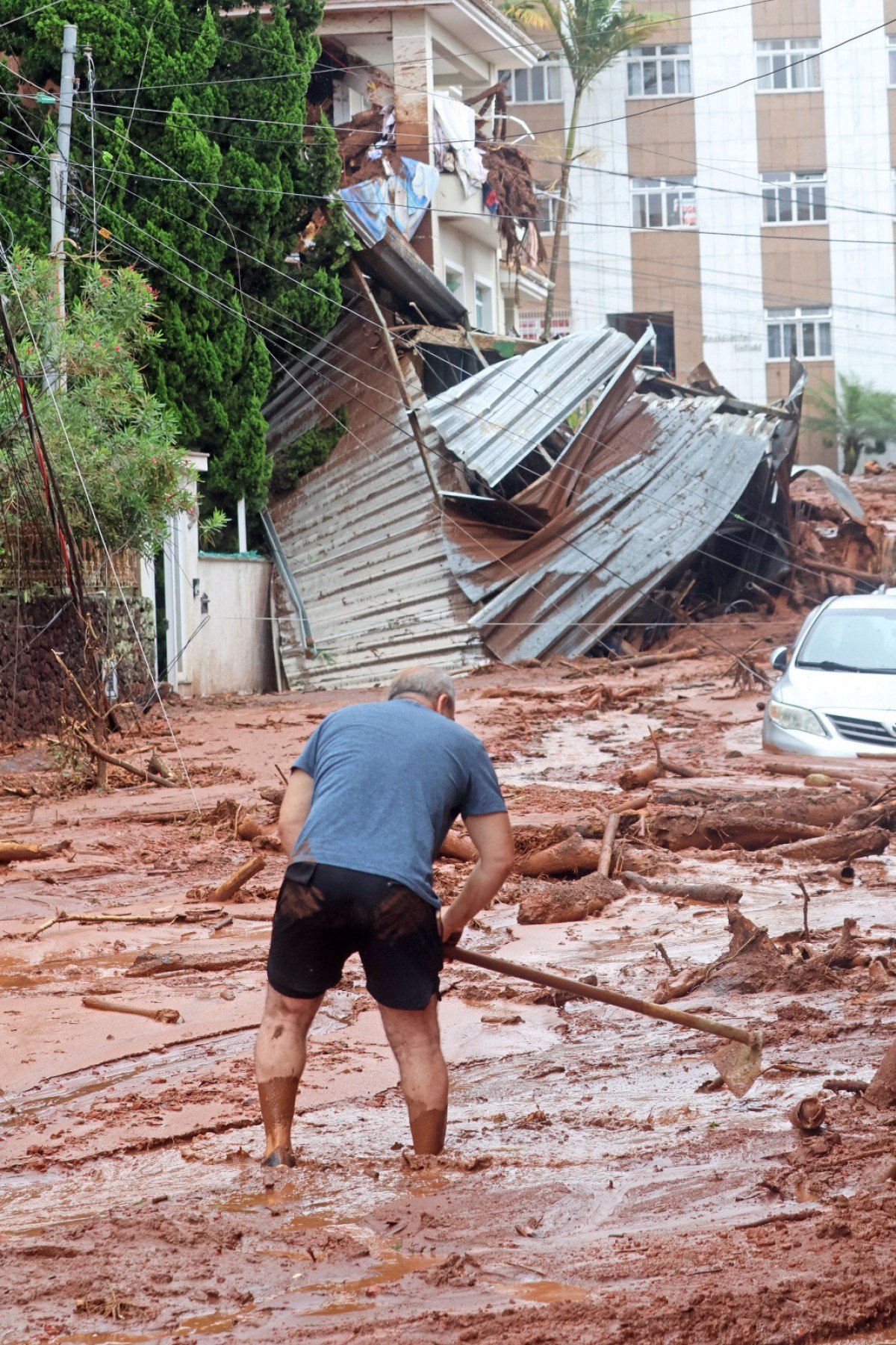 Desmoronamento de terra no Morro do Cristo atinge casas-Leonardo Costa/Tribuna de Minas