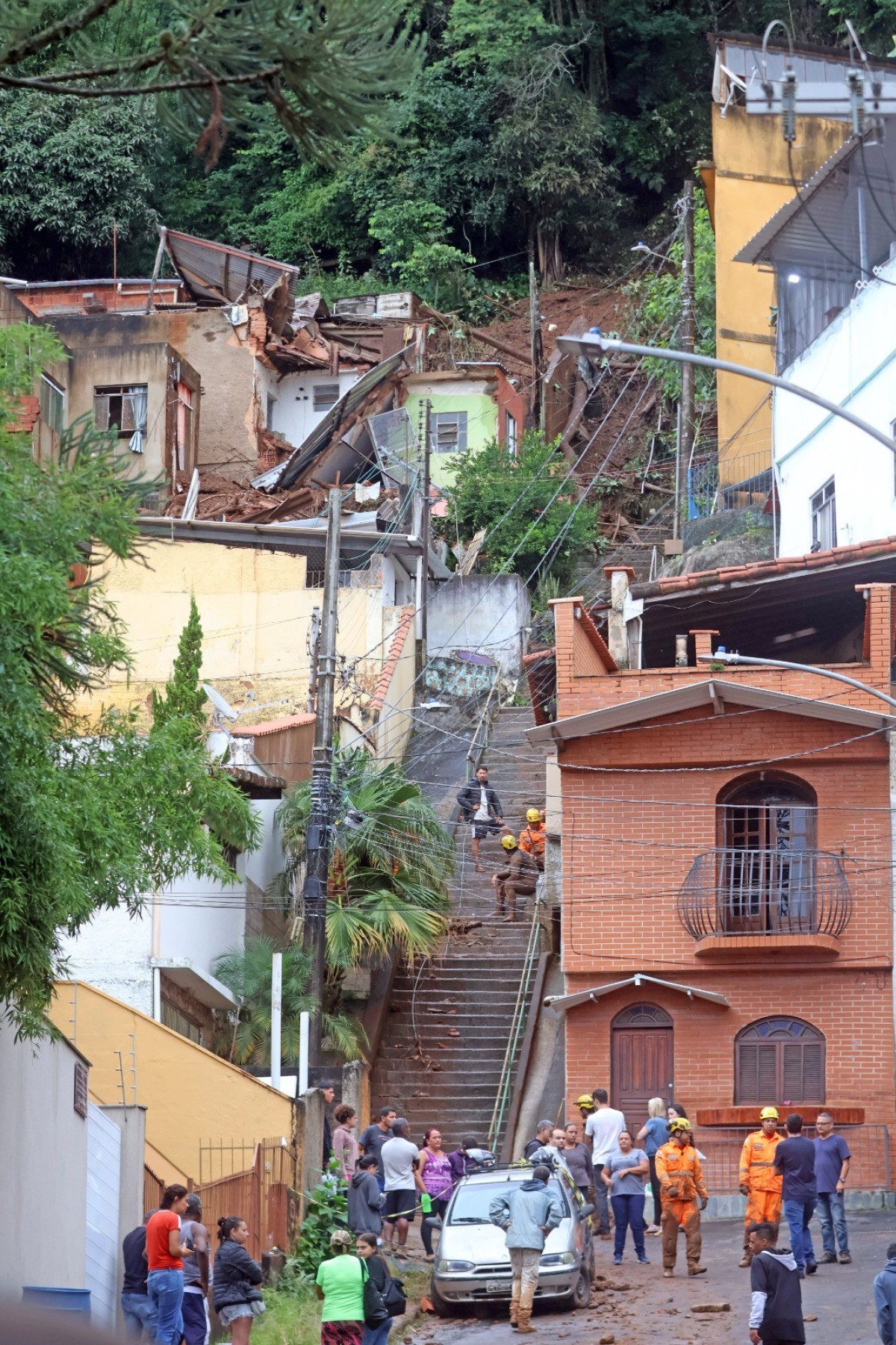 Desmoronamento de terra no Morro do Cristo atinge casas-Leonardo Costa/Tribuna de Minas
