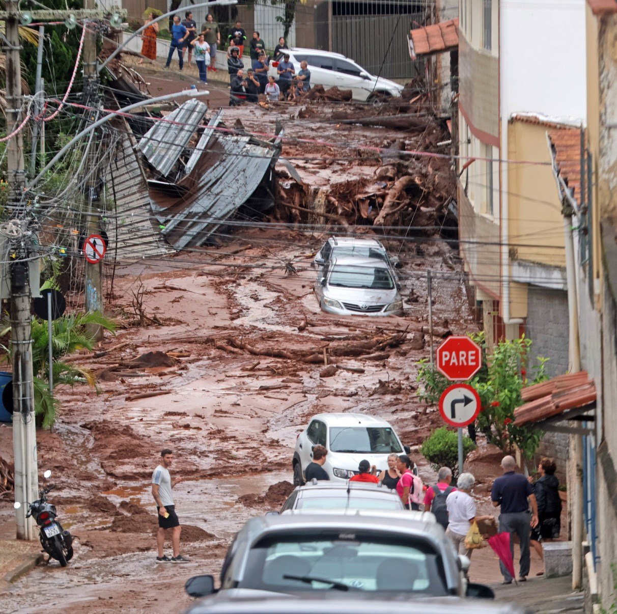 Desmoronamento de terra no Morro do Cristo atinge casas-Leonardo Costa/Tribuna de Minas