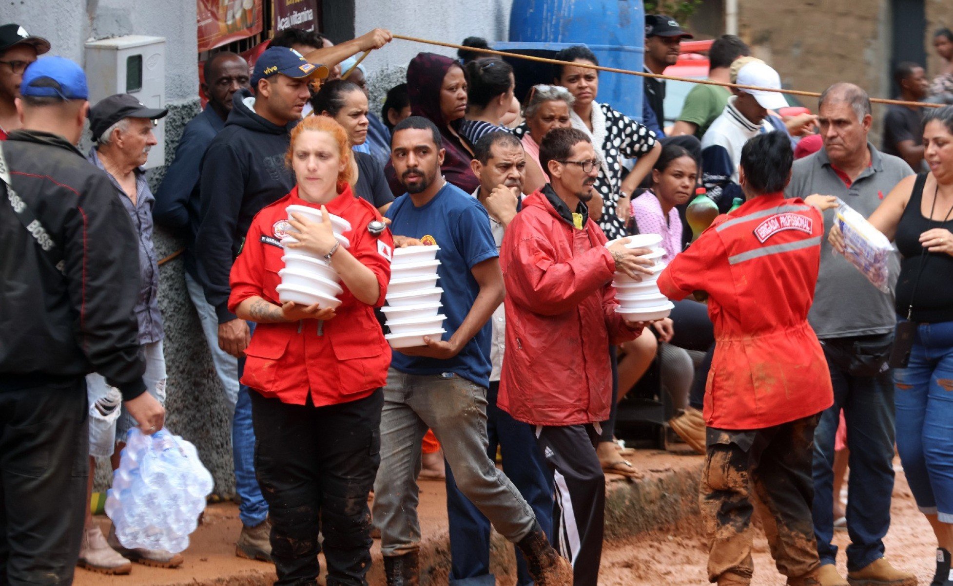 Desmoronamento de terras no Bairro Parque Burnier atinge casas-Leonardo Costa/Tribuna de Minas