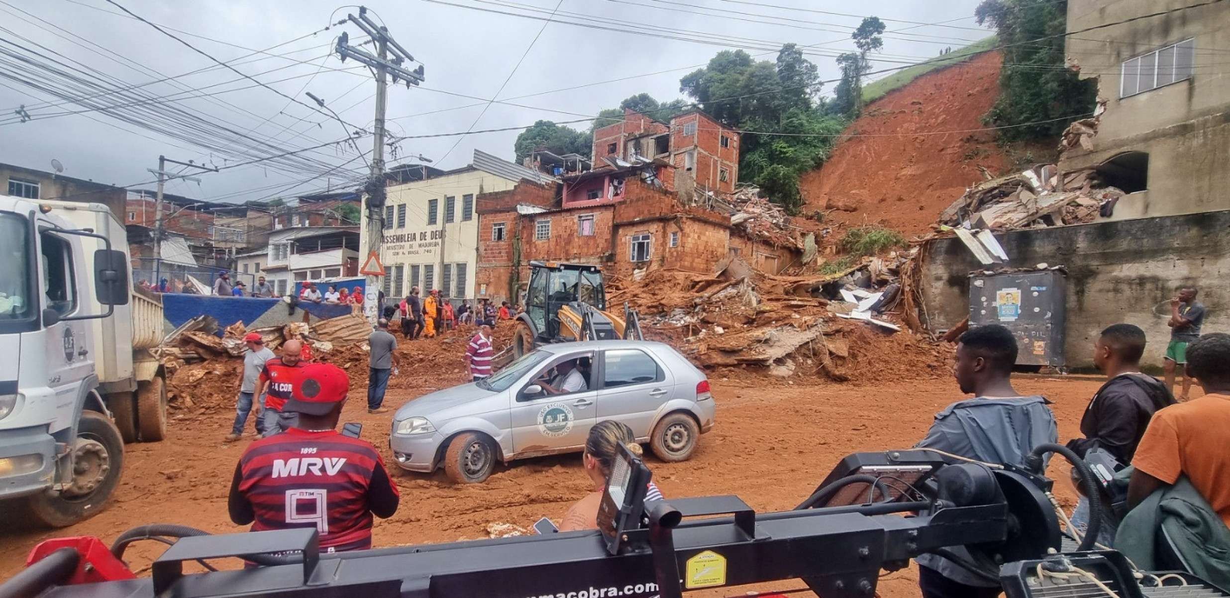 Desmoronamento de terras no Bairro Parque Burnier atinge casas-Leonardo Costa/Tribuna de Minas