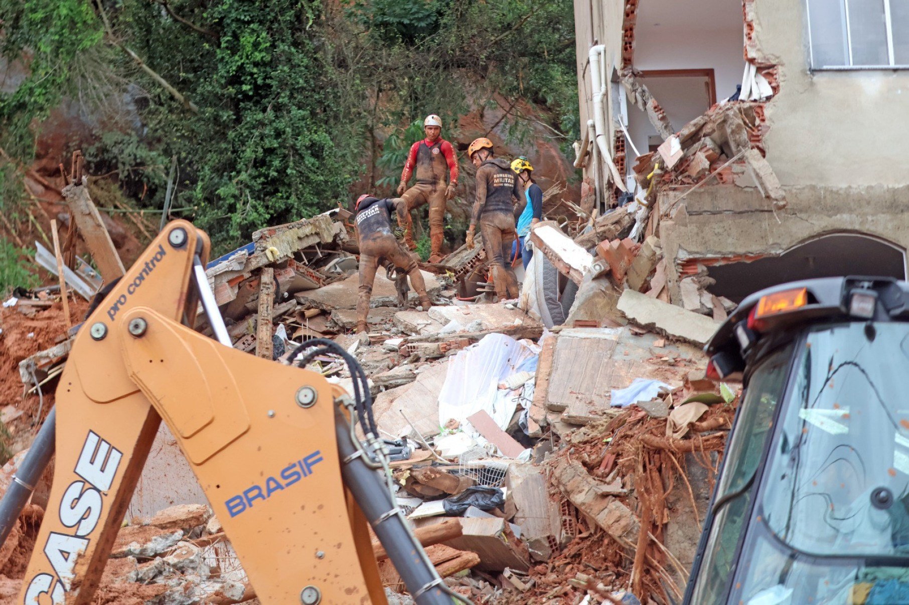 Desmoronamento de terras no Bairro Parque Burnier atinge casas-Leonardo Costa/Tribuna de Minas