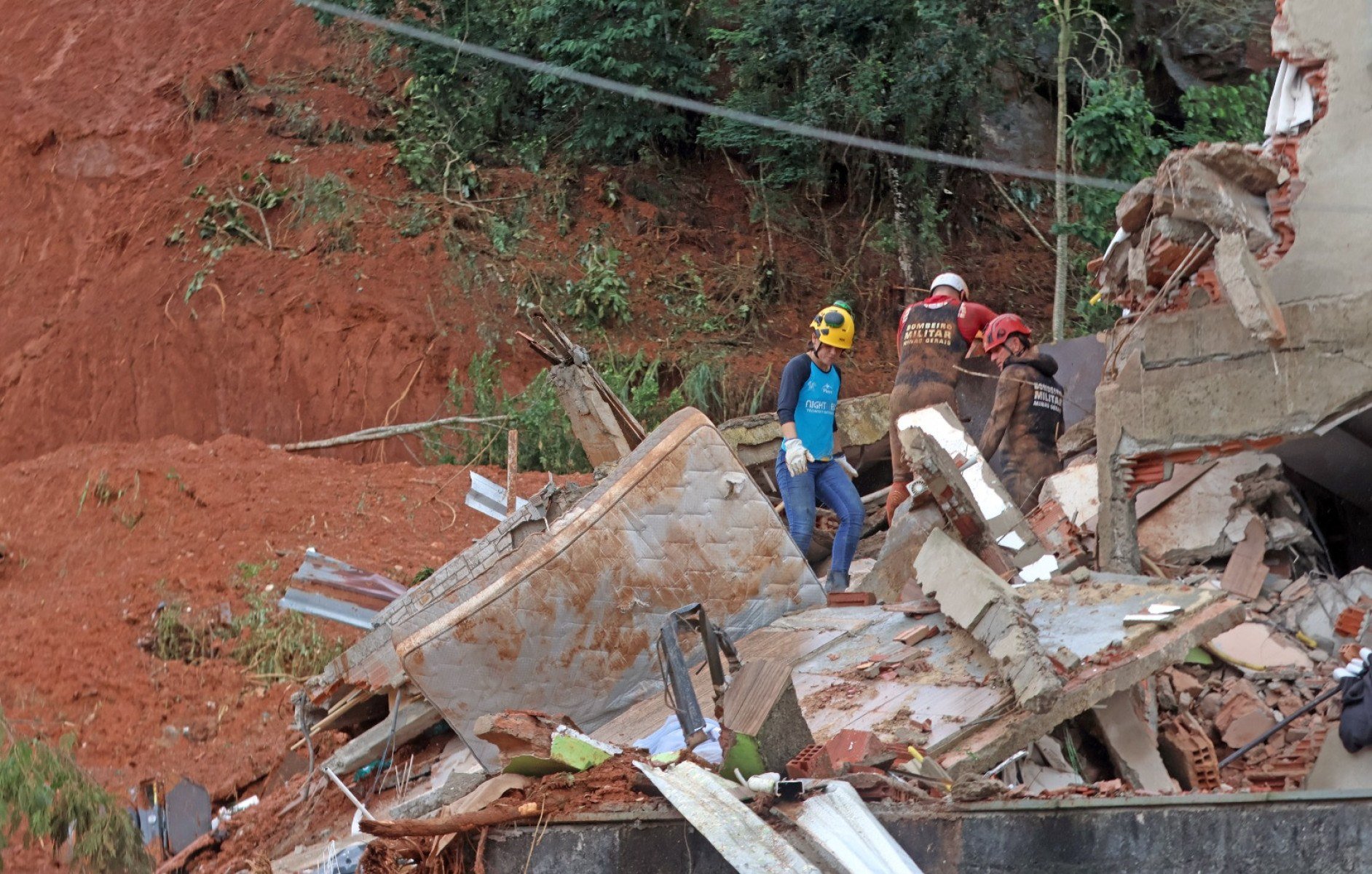 Desmoronamento de terras no Bairro Parque Burnier atinge casas-Leonardo Costa/Tribuna de Minas