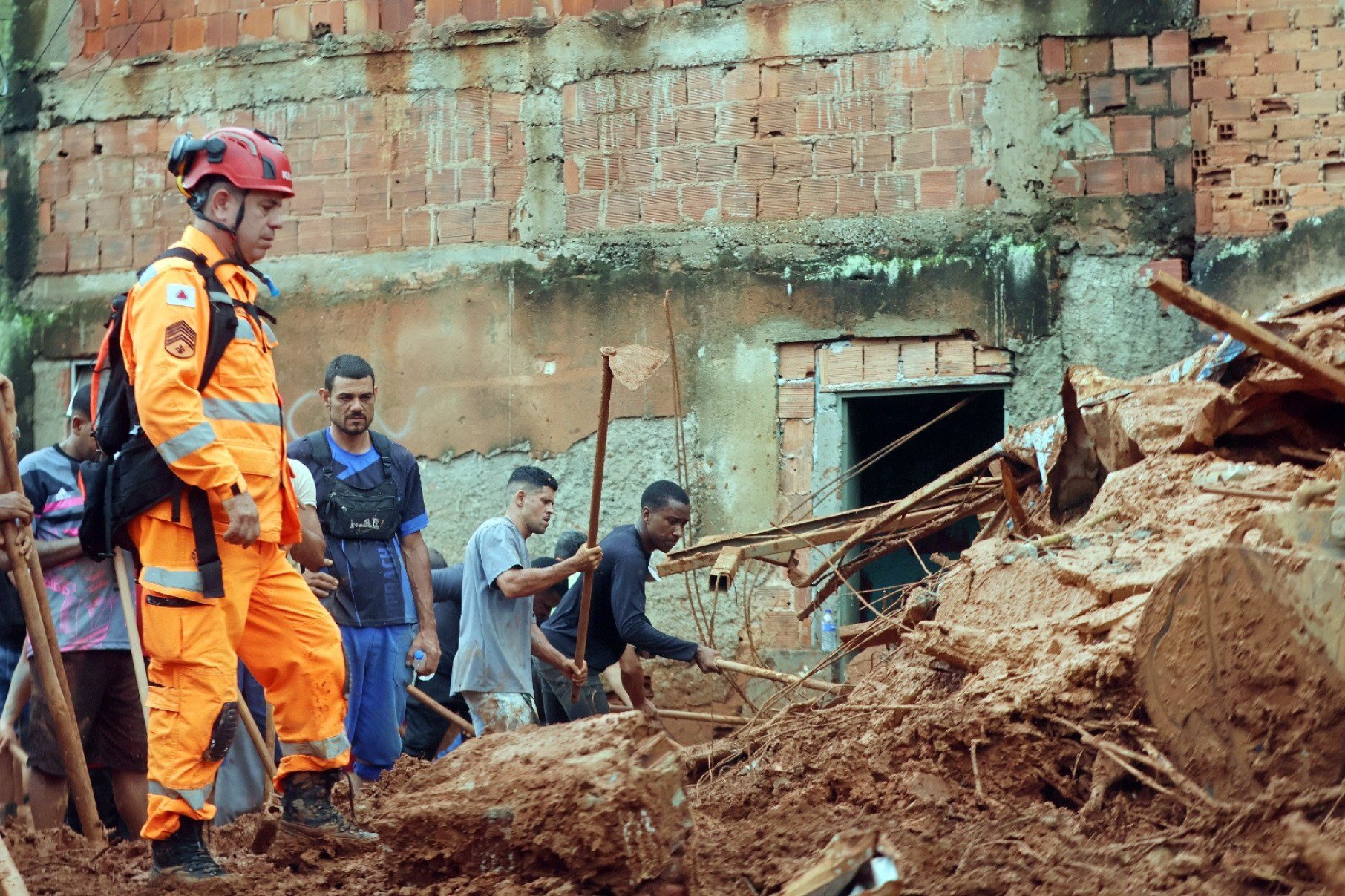 Desmoronamento de terras no Bairro Parque Burnier atinge casas-Leonardo Costa/Tribuna de Minas