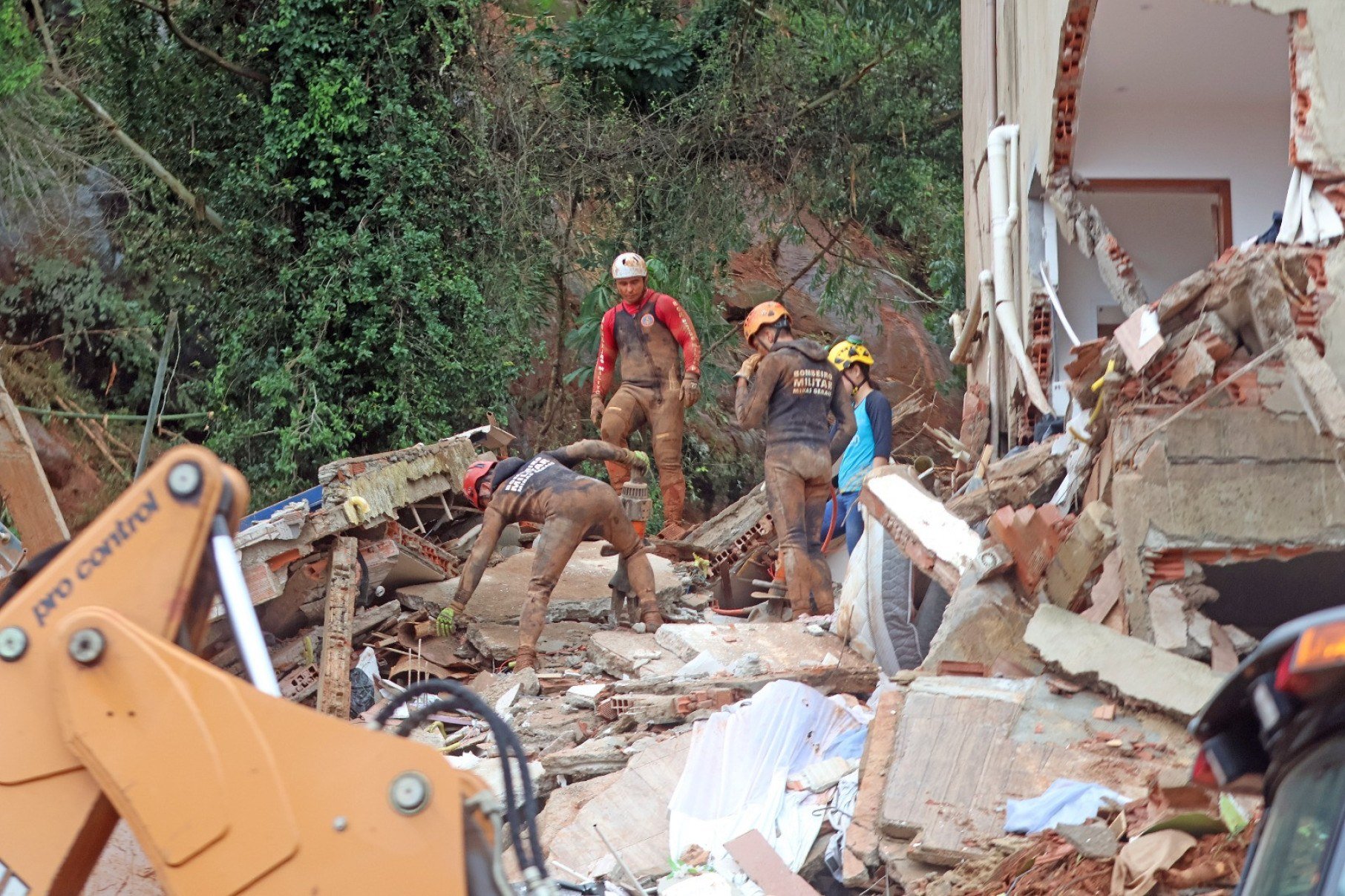 Desmoronamento de terras no Bairro Parque Burnier atinge casas-Leonardo Costa/Tribuna de Minas