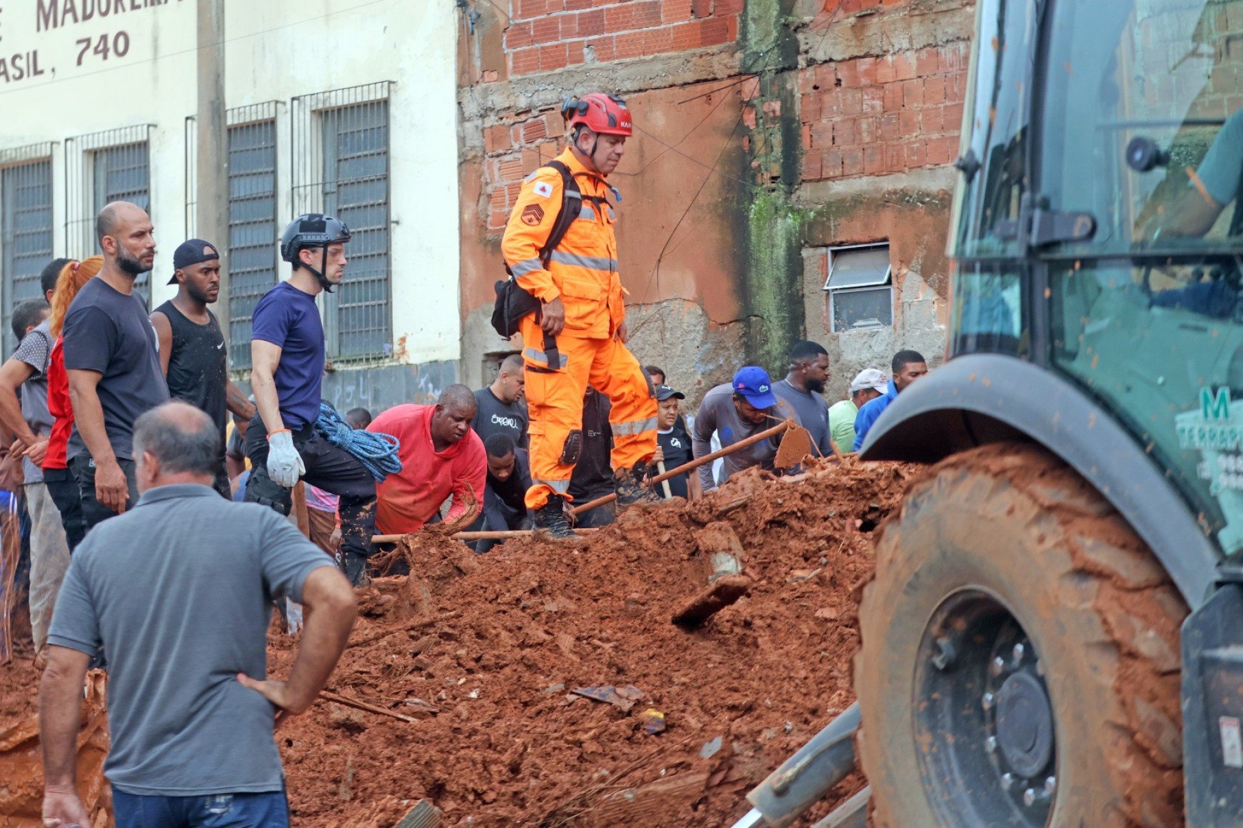 Desmoronamento de terras no Bairro Parque Burnier atinge casas-Leonardo Costa/Tribuna de Minas