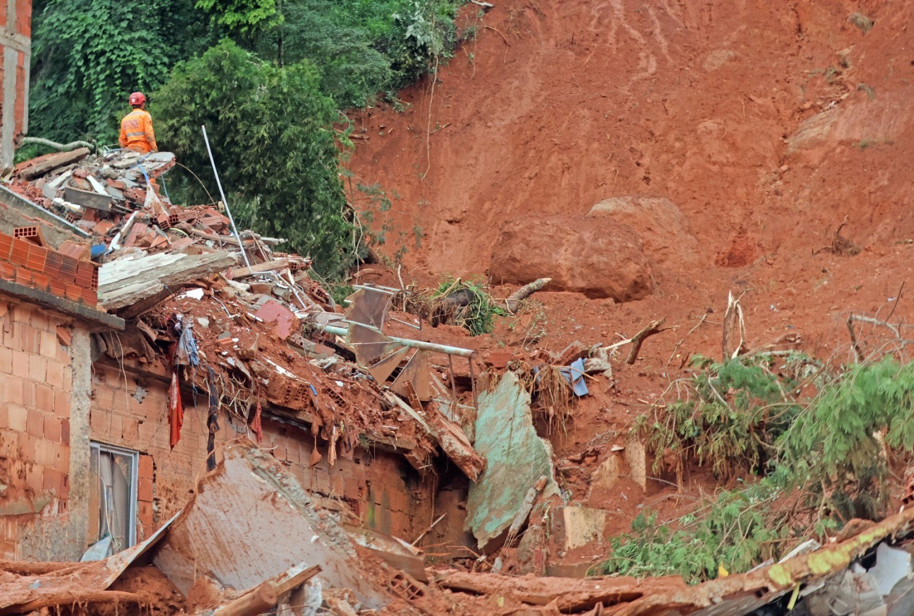 Desmoronamento de terras no Bairro Parque Burnier atinge casas-Leonardo Costa/Tribuna de Minas