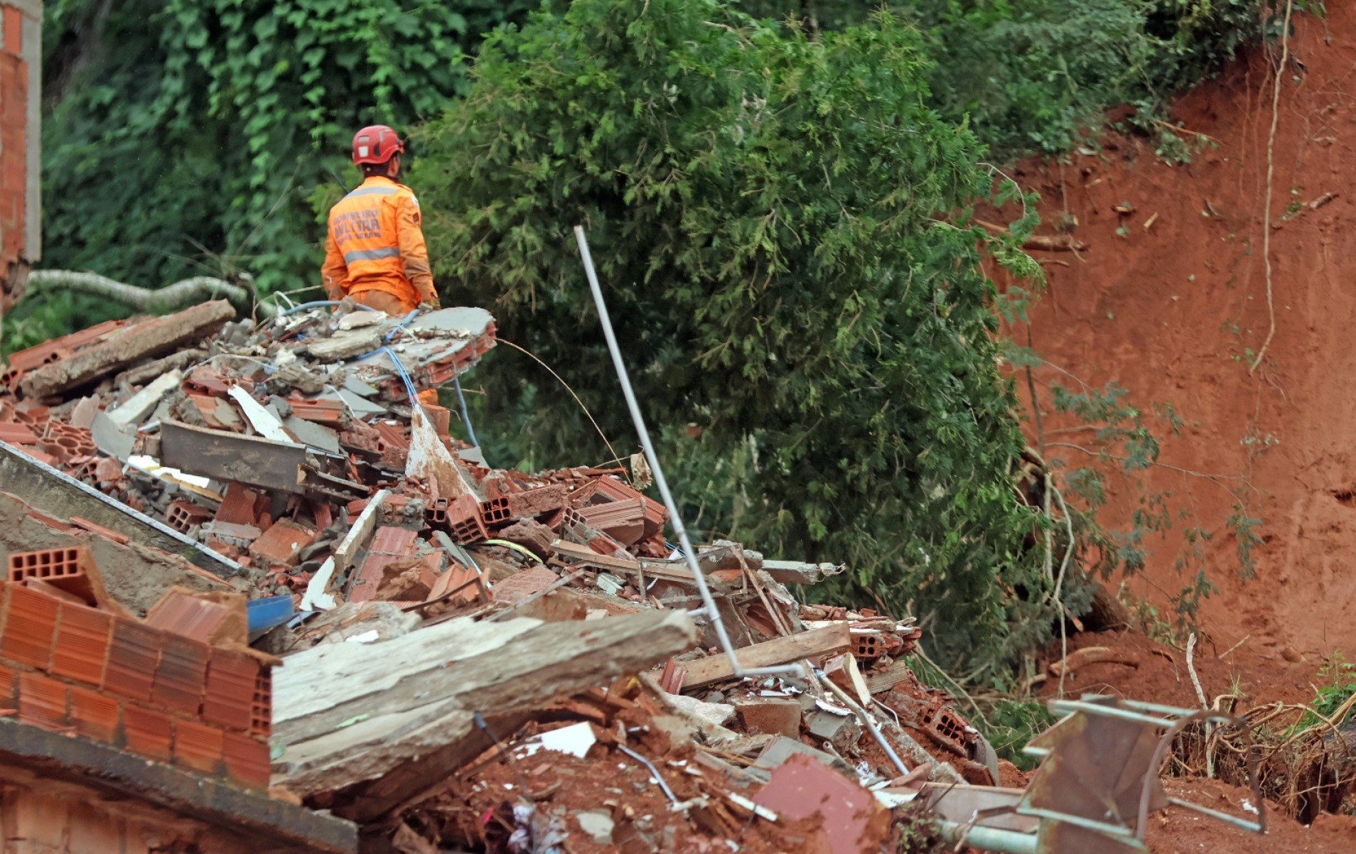 Desmoronamento de terras no Bairro Parque Burnier atinge casas-Leonardo Costa/Tribuna de Minas