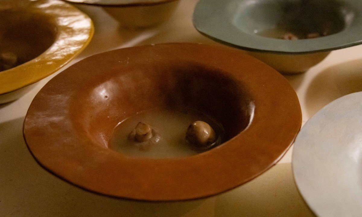 Em um jantar inspirado na hist&oacute;ria de 'Alice no Pa&iacute;s das Maravilhas', o chef Renato Quintino serviu 'ch&aacute;' de cogumelos