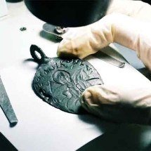 Pesquisadores encontram amuleto de batalha entre o Diabo e o Rei Salomão -  Universidade de Karabük