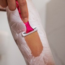 Pelo mais grosso ou genética? Mitos e verdades sobre a depilação com lâmina - FreePik