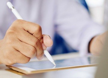 A assinatura eletr&ocirc;nica de documentos, como a oferecida pelo gov.br, agiliza processos e dispensa a necessidade de tr&acirc;mites presenciais. -  (crédito: pressfoto/ Freepik)