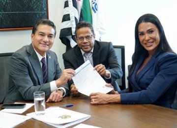 Gracyanne Barbosa oficializou candidatura em ato com o presidente do Republicanos, Marcos Pereira, e o presidente estadual da sigla, Luís Carlos Gomes -  (crédito: Reprodução/Instagram @graoficial)