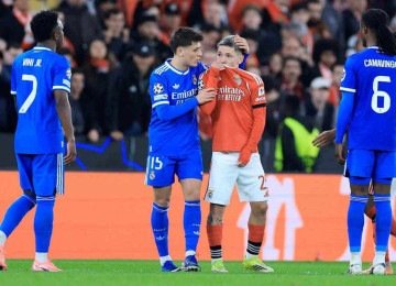 Jogador do Benfica, Prestianni tampa a boca ao se dirigir ao brasileiro Vini Jr, do Real Madrid, em jogo válido pela Liga dos Campeões da Europa -  (crédito: PATRICIA DE MELO MOREIRA / AFP)