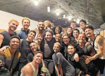 Os bailarinos do Grupo Corpo com o maestro Gustavo Dudamel, ao centro, em Los Angeles -  (crédito: Instagram/reprodu&ccedil;&atilde;o)