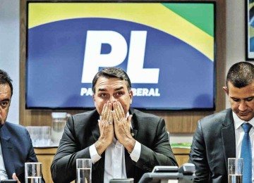 Flávio bolsonaro na reunião do PL: dúvidas sobre candidaturas nos estados -  (crédito: GABRIELA BILÓ/FOLHAPRESS)