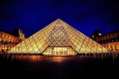 <p>Algumas cidades são mundialmente renomadas pela produção de vidros artísticos, utilitários ou arquitetônicos. O vidro chama atenção pela delicadeza e pelo aspecto cristalino. Está em algumas das mais chamativas obras do mundo, como a pirâmide em frente ao Museu do Louvre, em Paris. Veja cidades que são referência em vidros. </p>
 -  (crédito: Flickr Murano, Itália)