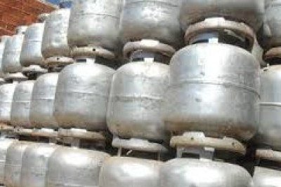 O programa G&aacute;s do Povo garante a retirada gratuita de botij&otilde;es de 13kg para fam&iacute;lias eleg&iacute;veis, visando o acesso &agrave; energia para cozinhar. -  (crédito: Marcello Casal / Ag&ecirc;ncia Brasil)