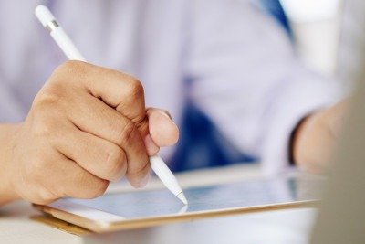 A assinatura eletr&ocirc;nica de documentos, como a oferecida pelo gov.br, agiliza processos e dispensa a necessidade de tr&acirc;mites presenciais. -  (crédito: pressfoto/ Freepik)