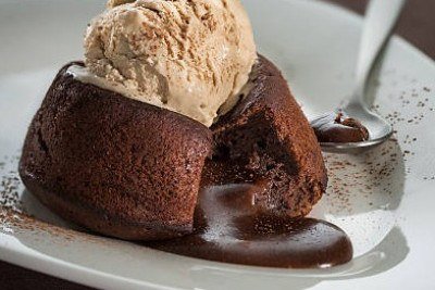 Aprenda a fazer o petit g&acirc;teau cl&aacute;ssico com centro cremoso e o acompanhamento perfeito de sorvete, seguindo a receita detalhada -  (crédito: iStock)