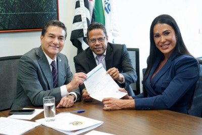 Gracyanne Barbosa oficializou candidatura em ato com o presidente do Republicanos, Marcos Pereira, e o presidente estadual da sigla, Luís Carlos Gomes -  (crédito: Reprodução/Instagram @graoficial)