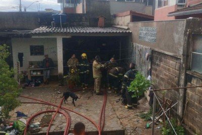 Testemunhas afirmaram que, al&eacute;m da v&iacute;tima, outras pessoas tamb&eacute;m moravam no im&oacute;vel -  (crédito: CBMMG / Divulga&ccedil;&atilde;o)