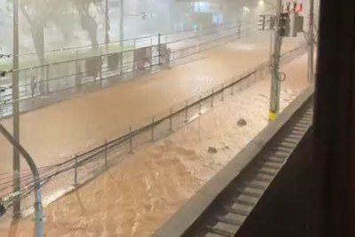 Avenida Rio Branco &eacute; uma das v&aacute;rias vias alagadas em Juiz de Fora -  (crédito: Reprodu&ccedil;&atilde;o)