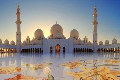 Monumental Mesquita Sheikh Zayed, em Abu Dhabi, onde m&aacute;rmores brancos, espelhos d&rsquo;&aacute;gua e lustres colossais comp&otilde;em um dos cen&aacute;rios religiosos mais impressionantes do mundo isl&acirc;mico -  (crédito: TripAdvisor)