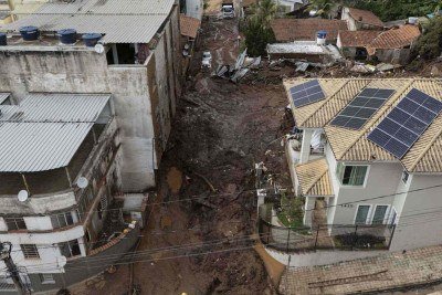 Estragos causados pelas chuvas no bairro Paineiras, em Juiz de Fora, na Zona da Mata m, nessa terça-feira (25/2) -  (crédito: Eduardo Anizelli/Folhapress)