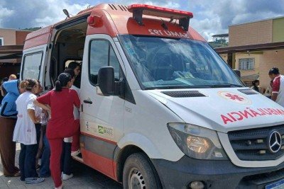 Samu faz o atendimento a familiares de vítimas da tragédia de juiz de Fora (MG), na Zona da Mata, na manhã desta quarta-feira (25/2) -  (crédito: Samu Cisdeste/Divulgação)