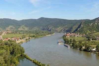 <p>O R<span class='hover:entity-accent entity-underline inline cursor-pointer align-baseline'><span class='whitespace-normal'>io Danúbio, que dá origem ao Lago Kartal,</span></span> é o segundo rio mais longo da Europa, com cerca de 2.850 quilômetros de extensão, ficando atrás apenas do Volga.</p>
 -  (crédito: Wikimedia Commons/Uoaei1)