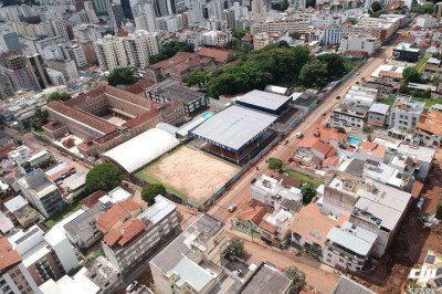 Cerca de 20 im&oacute;veis foram afetados pela lama e por &aacute;rvores arrancadas -  (crédito: Mateus Parreiras/EM/DA Press)