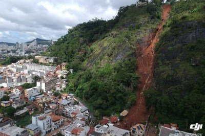 Estrutura de prédio cedeu com a força da terra que deslizou da encosta -  (crédito: Mateus Parreiras/EM/DA Press)