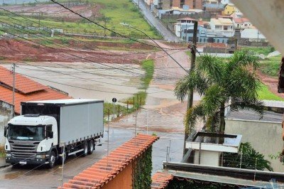 A quantidade de água provocou o transbordamento de córregos, deslizamentos de terra e danos estruturais em diferentes pontos do município -  (crédito: Reprodução/Redes Sociais )
