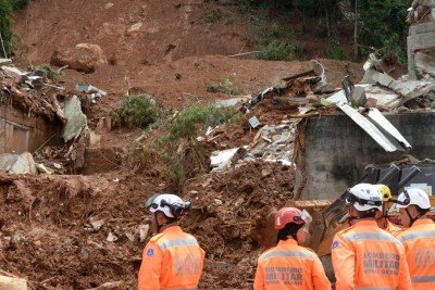 Novo deslizamento de terra foi registrado nesta quarta (25/2) em Juiz de Fora e acendeu o alerta dos bombeiros -  (crédito: Mateus Parreiras/EM/D.A Press)