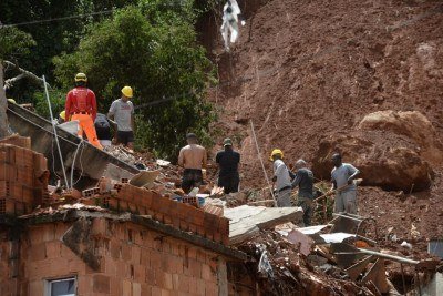 Deslizamento em Juiz de Fora leva bombeiros a evacuarem a área -  (crédito: Mateus Parreiras/EM/D.A Press)