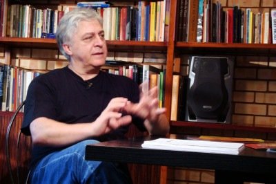 
O artista Mário Vale em 2009, durante entrevista ao programa 'Imagem da palavra', na Rede Minas -  (crédito: Rede Minas/divulgação)