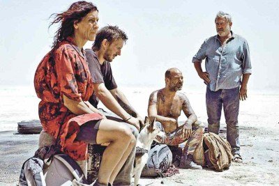 Luis (Sergi López) junta-se a frequentadores de rave no Saara, em busca da filha desaparecida, no longa de Oliver Laxe, rival de 'O agente secreto' na disputa de Melhor Filme Internacional  -  (crédito: Retrato Filmes/Divulgação)