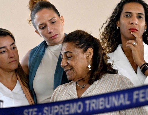 Marinete Silva, mãe de Mariele, com a filha Aniele e as viúvas, Agatha Arnaus e Monica Benício - julgamento de Marielle -  (crédito: Carlos Vieira/CB/D.A. Press)
