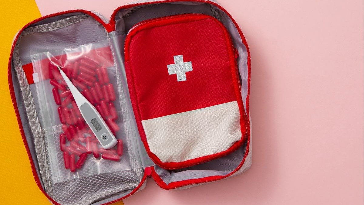 Um kit de primeiros socorros, com itens essenciais como term&ocirc;metro e medicamentos, &eacute; fundamental na prepara&ccedil;&atilde;o para chuvas intensas e desastres naturais. -  (crédito: Freepik)