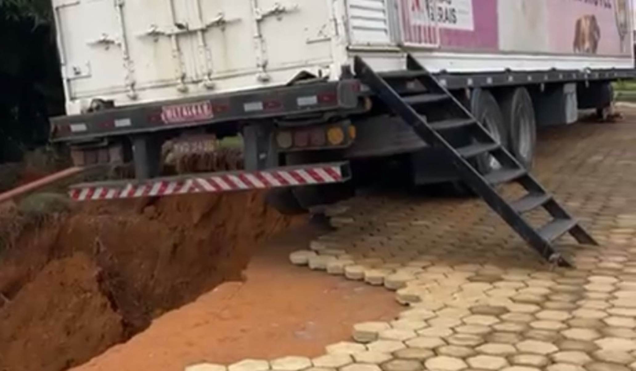 O ve&iacute;culo usado para a castra&ccedil;&atilde;o ficou com as rodas do lado esquerdo tombadas para dentro da cratera