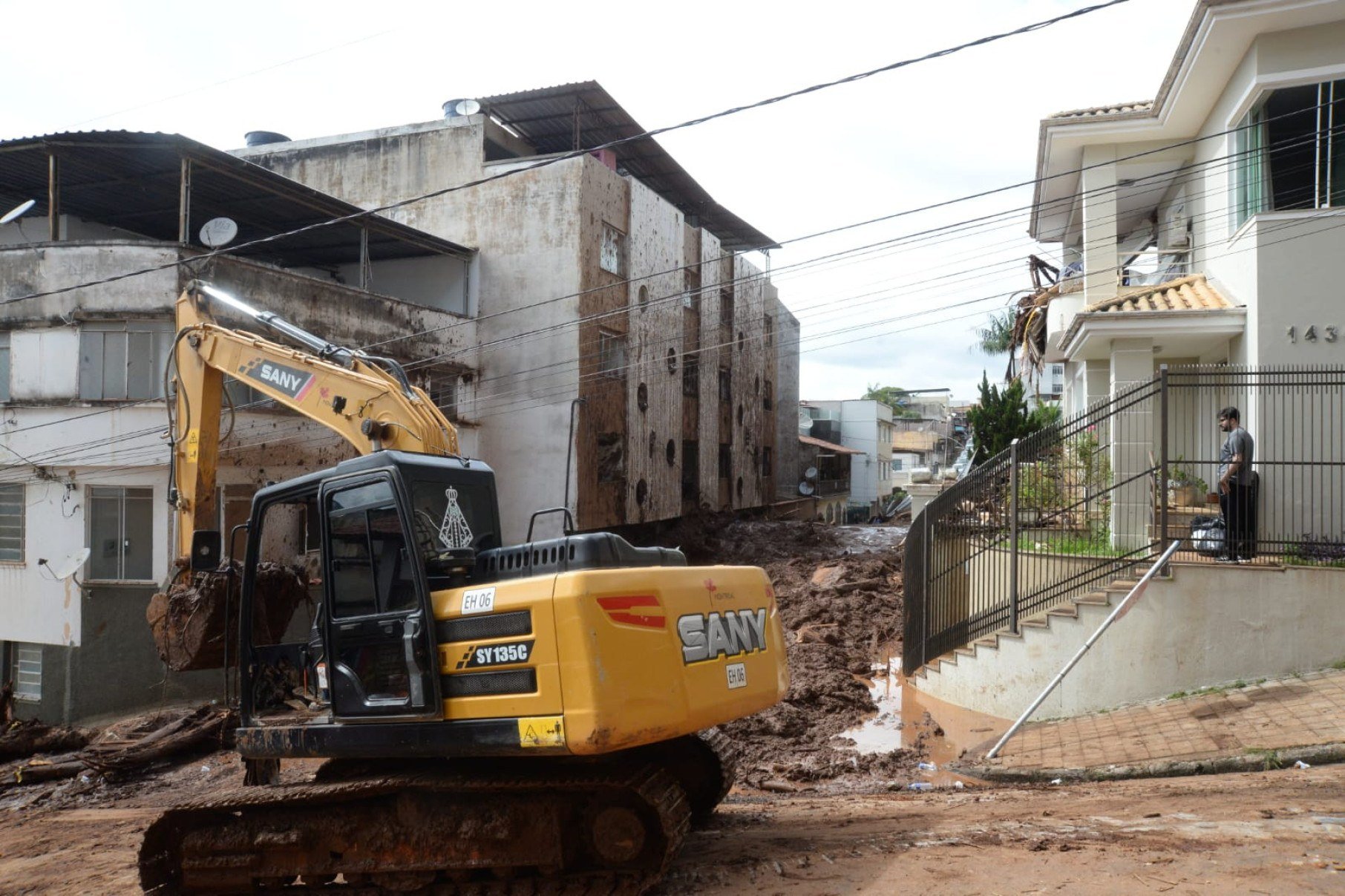 Escavadeiras retiram lama de ruas atingidas por deslizamento em Juiz de Fora