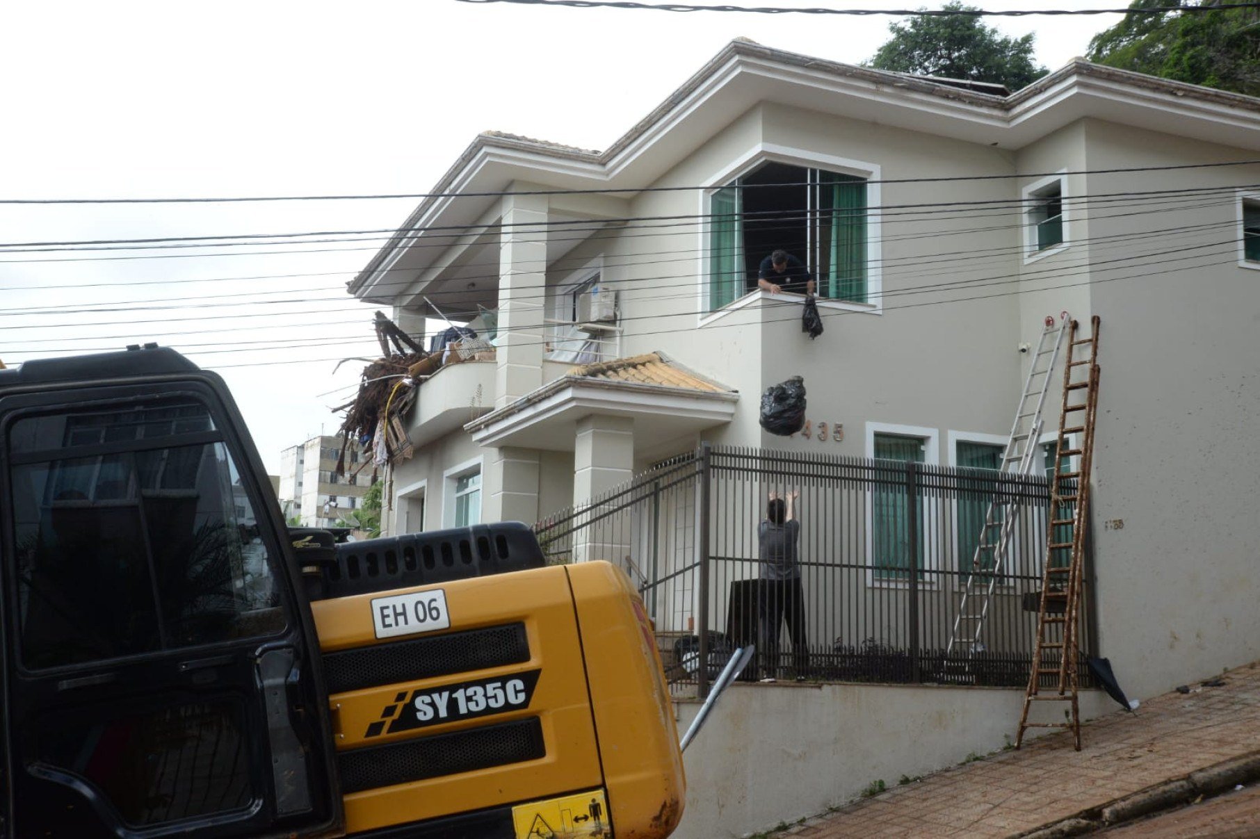 Escavadeiras retiram lama de ruas atingidas por deslizamento em Juiz de Fora