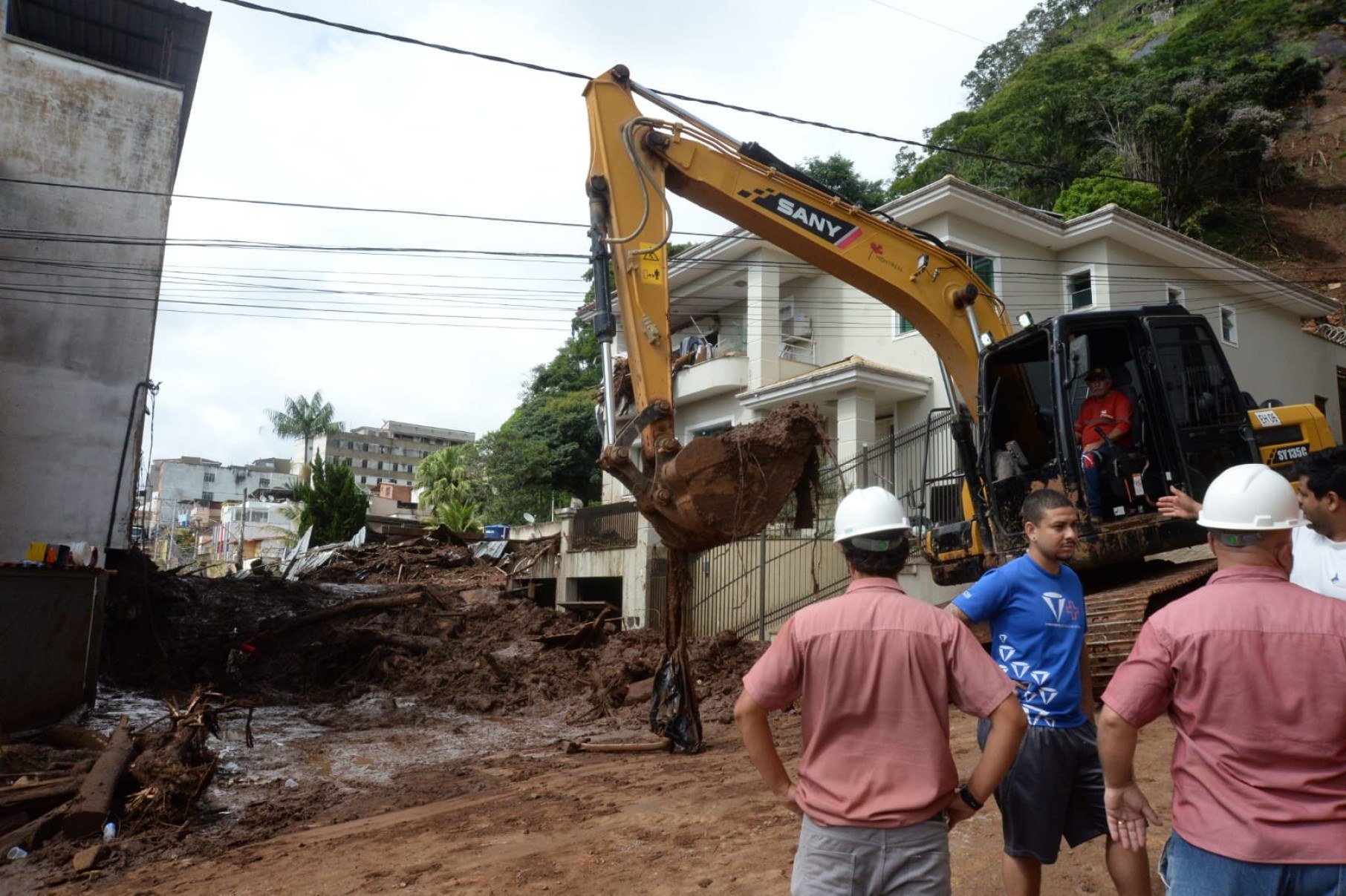 Escavadeiras retiram lama de ruas atingidas por deslizamento em Juiz de Fora