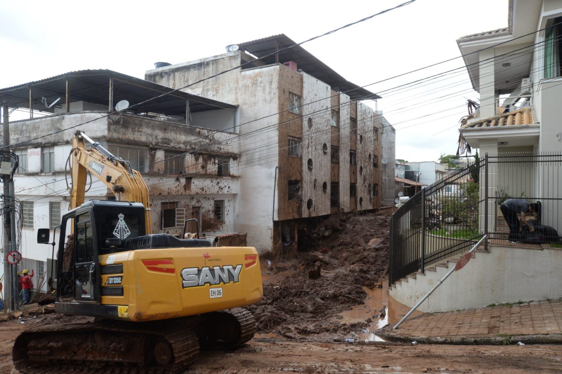 Escavadeiras retiram lama de ruas atingidas por deslizamento em Juiz de Fora