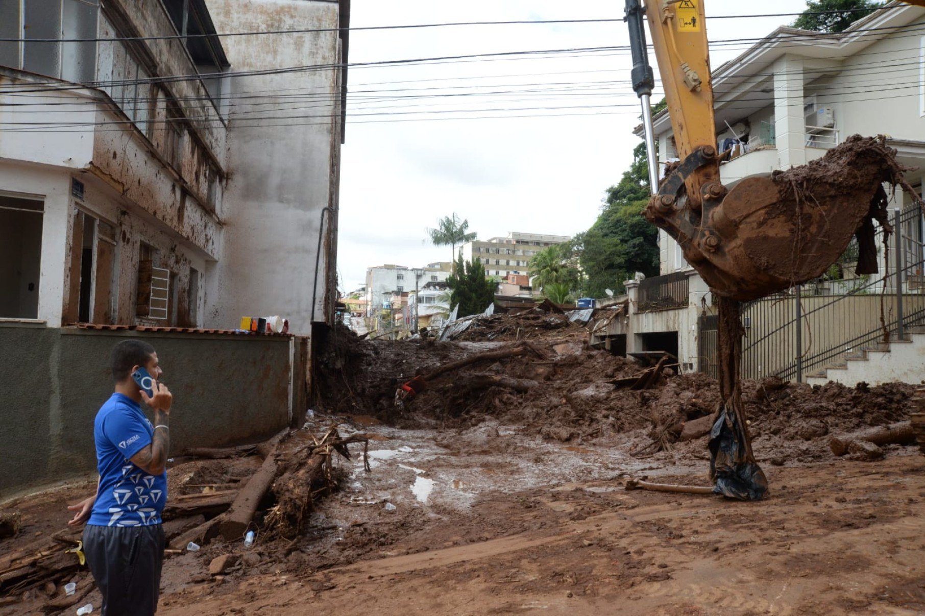Moradores do Bairro Paineiras recuperam pertences depois de abandonar casas